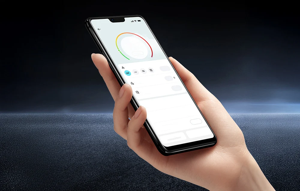 Ruka držiaca smartfón s aplikáciou na diaľkové ovládanie absorbéra dymu.